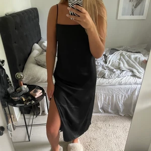 Klänning - Svart satin klänning från H&M i stolek S💓