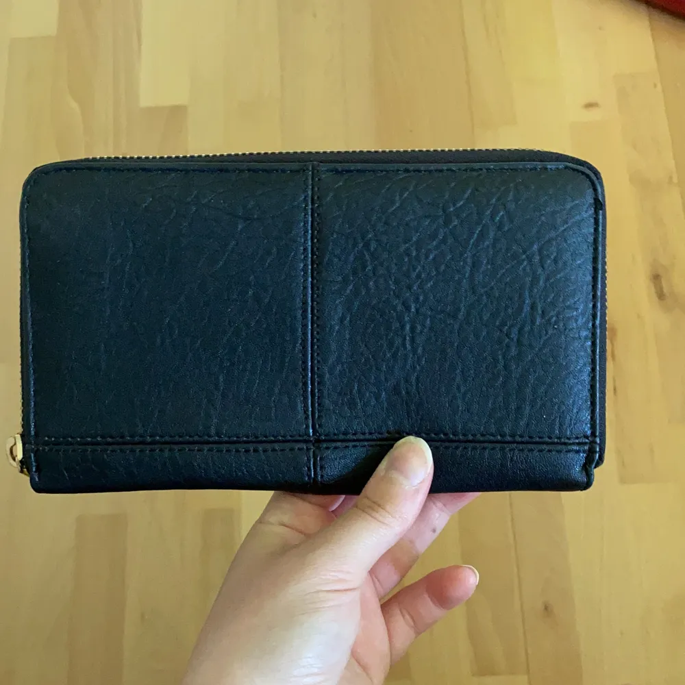 Jättefin plånbok som inte kommer till användning längre. Ganska stor . Accessoarer.