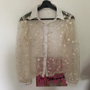 Skjorta blommigt mönster  - Blommigt mönster som är sytt. Aldrig använd 