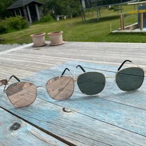 Solglasögon  - Fina solglasögon i svart eller rosa, i myskick och helt oanvända, köparen betalar frakten💗 köpa två par för 80, välj mellan ett par rosa och ett par svarta eller två av samma färg.