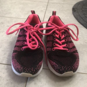 Lejon Träningsskor - Säljer ett par svart/rosa träningsskor. Nyskick och köpta för ett par år sedan. Skorna är i storlek 36. Kontakta mig gärna vid intresse!