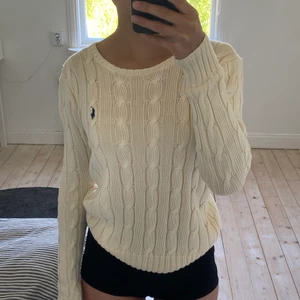 Ralph lauren tröja - Säljer nu min skit snygga Ralph lauren tröja eftersom den ej kommer till så mycket användning, nypris är 1495 kr!! Tröjan ser lite gul ut på bilden, men den är beige💗