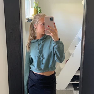 Hoodie - Kroppad Hoodie, super fin färg som är i fint skick! 