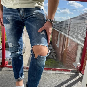 DSQUARED2 Jeans i storlek 48 - DSQUARED2 Jeans i storlek 48. Slim fit. Modellen är 175 cm lång. Nypris: 5000 kr. I mycket bra begagnat skick. Hålet på vänster ben fram är något slitet. Annars som nya utan skavanker.