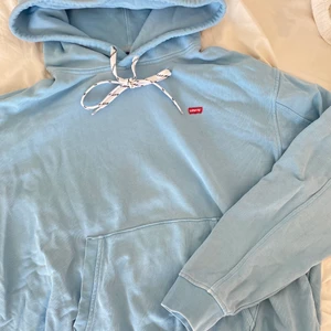 Blå Levis hoodie - Säljer min blåa hoodie från märket Levis som är i en l sliten modell😍 Hoodiens storlek är S men modellen är oversized💕