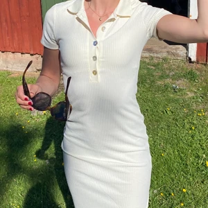 Klänning - Jättefin t-shirt klänning från H&M. Tjockt material och slits. 