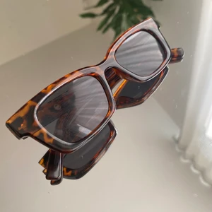 Oanvända solglasögon - Passar tyvärr inte mig. Sjukt snygga och väldigt bra kvalité (inte plastiga)!