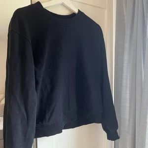 Svart sweatshirt  - Svart sweatshirt från nakd
