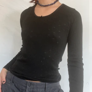 Svart söt tröja  - Gullig svart långärmad tröja med fint mönster. Gott second hand skick utan synliga defekter. Köpare står för 51kr spårbar frakt. Jag på bilden bär oftast S i toppar för referens. 