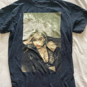 Kylie Jenner t-shirt  - limited edition tröja som jag fixk när jag köpte smink från kylie cosmetics ett par år sedan. Tröjan har blivit tvättad många gånger och tyvärr har det påverkat bilden 