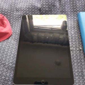 Ipad i nyskick med tillbehör - Säljer nin ipad med tillbehör super billigt.du får med försäkring tangentbord fodral ipad laddare och orginal box.