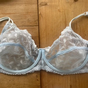 BH - Bh från okänt märke, knappt använd. Passar tyvärr inte mig alls, skulle gissa på att storleken är 85/90 C. Man kan alltid sy in/ knyta i ryggen, det funkar också. 