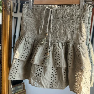 Kjol från zara  - Supersöt kjol från zara. Super fint skick, använd endast vid ett tillfälle. 