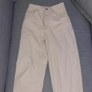 Mom jeans storlek men 34 - Beiga mom jeans, ca 1 år gammla och används några gånger. Jag är 163 cm lång. 