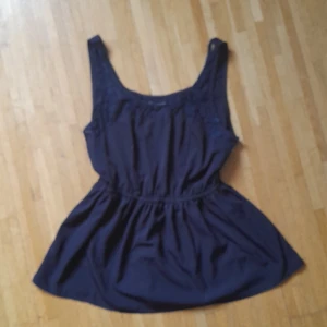 Rut&circle topp med spets  - Tunn topp med fina detaljer i halsen 