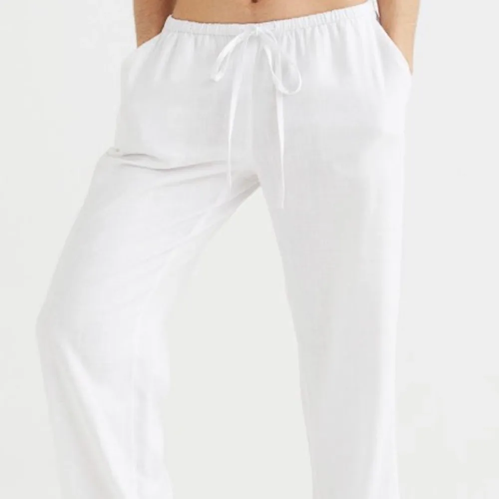Säljer dessa skitsnygga vita linnebyxor från hm som alla letar efter!! Storlek xs helt nya  Lappen är kvar. Jeans & Byxor.