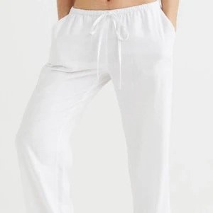 Hm linnebyxor  - Säljer dessa skitsnygga vita linnebyxor från hm som alla letar efter!! Storlek xs helt nya  Lappen är kvar