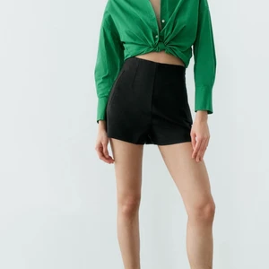 Shorts från Zara - Skit snygga shorts från Zara som tyvärr inte kommer till använding. Köpta för en o en halv månad sen och endast använd en gång❤️❤️❤️köpta för 299kr