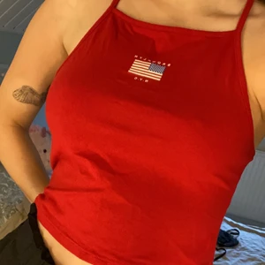 Röd brooklyn topp - Supersöt topp från h&m där det står brooklyn NYC. Endast använd ett fåtal gånger