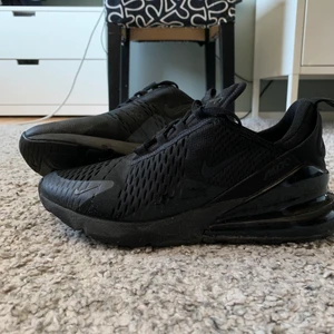Nike Air Max 270  - Nike Air Max 270 storlek 41. Köpta från JD Sports. Är använda ett få tal gånger. Pris kan diskuteras! 