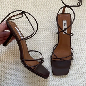 Klackar från nakd  - OBS: första bilden är lånad! Bruna klackar från nakd, nyskick - endast använda 1 gång, köptes för ca 400kr.