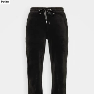 Gina tricot mjukis - Dessa superfina mjukisbyxor som tyvärr inte kommit till användning på ett tag. Storlwk xxs men skulle säga att det passar för xs också, super sköna och mysiga! 