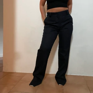 Intressekoll Byxor - Intressekoll på dessa mörka (blå/svarta) byxor (liknar dickies i material) köpta second hand i NYC. Märket är Blauer. Väldigt långa i benen, köparen kanske behöver sy upp de. Budgivning från 150 kr + frakt, säljer endast vid bra bud. HÖGSTA BUD NU: 150 