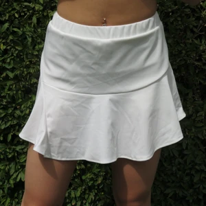 Vit kjol - Shein - Säljer denna kjol då den är för stor för mig,tyvärr! Aldrig använd så den är i nyskick. Ett plus är att det är shorts under så den är inte genomskinlig. Den är petite men funkar bra för mig som är 162cm. Kommer från shein och köpt för 99kr, säljer för 59kr + frakt tillkommer. Står inte för postnords slarv! Vid frågor skriv till mig! 💓