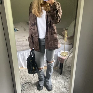 Gråa Zara jeans med slits - Gråa Zara jeans med slits , storlek 36.  Väl använda men fortfarande i mycket bra skick. 150kr + 85kr frakt