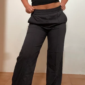 Svarta byxor - Säljer dessa svarta långa byxor med resårband i midjan från H&M. Köpta i NYC i April, endast använda en gång. Pris: 350 + frakt