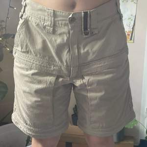 Beisha shorts som är mer åt de baggy hållet, storlek 30 men är små i storleken så skulle mer säga att de är storlek 28 :-) 120 kr inklusive frakt 🚛 