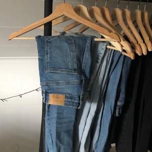 Snygga ljusblå ripped jeans. Säljer pga för små. Skriv för fler bilder eller vid frågor. 