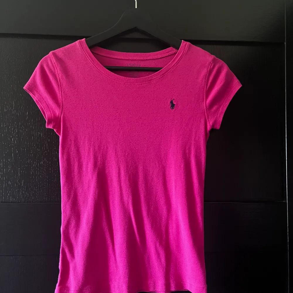 Rosa t-shirt från Ralph Lauren. . T-shirts.