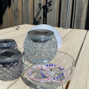 Pärlarmband  - Pärlarmband gjord av ungefär 47-52 glaspärlor.