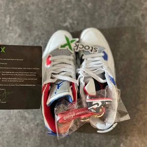 Air Jordan 4 Retro What The - Säljer mina Air Jordan 4 då de inte passar i min fot. De är helt oanvända och kartongen finns inte för att den har rivits sönder.   Hämtas upp i Gävle Tar emot kontanter eller så kan vi lösa ut det på ett annat sätt  Air Jordan 4 Retro What The storlek 43