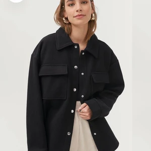 Gina tricot skjortjacka, Majken - Skjortjacka från Gina Tricot i modell ”Majken”. Oanvänd, inköpt för ett bra tag sedan. Storlek S, Svart, 100% polyester. Priset är givetvis förhandlingsbart.                                     (De vita prickarna på bilden kom till när jag använde blixt och finns INTE på jackan allmän.) :)