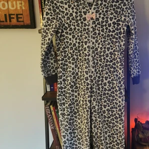 H&M, pyjamas strl 134/140 - Pyjamasen är i bra skick.  Ingen skada.  Pyjamasen användes i 1 år.