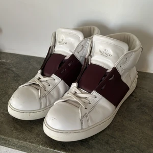 VALENTINO SKOR 44 - Säljer nu mina snygga och ovanliga valentino skor. Dessa är höga valentino skor och finns inte längre. Helt okej skick och dustbag finns givetvis! Storlek 44 och nypris var 7000kr. Köparen står för frakt😁