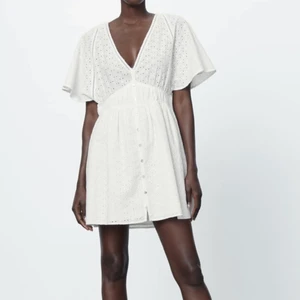 Klänning  - Slutsåld klänning från Zara. Beställde denna fina midsommar klänning men den var för kort. Lappar och sånt finns kvar. Frakten står köparen för och pris kan diskuteras.