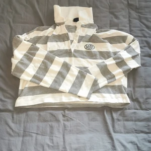 Magtröja med krage  - Magtröja med krage. Finns det något bättre än när man vill klä upp sig men ändå vara casual? Tror inte det. Köp och gör världens outfit! 🙋‍♀️