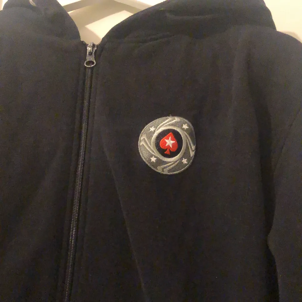 En Pokerstars hoodie i bra skick, säljer pga den kommer inte till användning längre, prisen är 200kr och gratis frakt💗. Hoodies.