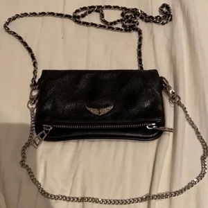 ❤️ ZADIG & VOLTAIRE ❤️ - Jag säljer nu min ZADIG & VOLTAIRE väska!! Använd fåtal gånger eftersom jag har den andra storleken också. Inga slitningar och ingen rost, varken på märket eller bandet! Alla stenar finns kvar💞 Frakt beroende på spårbar eller ej. Pågående budgivning💞