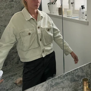 Jacka - JeansJacka från zara. I en fin grön färg. Storlek S-L.