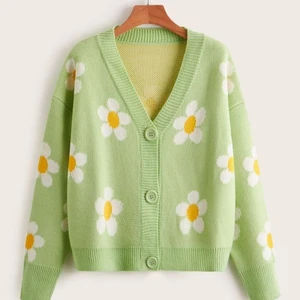 Blommig stickad kofta  - Så mysig stickad kofta som funkar utmärkt till kalla sommarkvällar. Storlek S-M eftersom den är lite oversized. Säljs pga använder inte den. 160 kr inkl frakt :)  