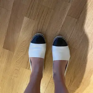 tory burch espadrilles/sandals i benvit och svart färg med märket längst fram. Lite slitage, se sista bilden, annars fint skick!