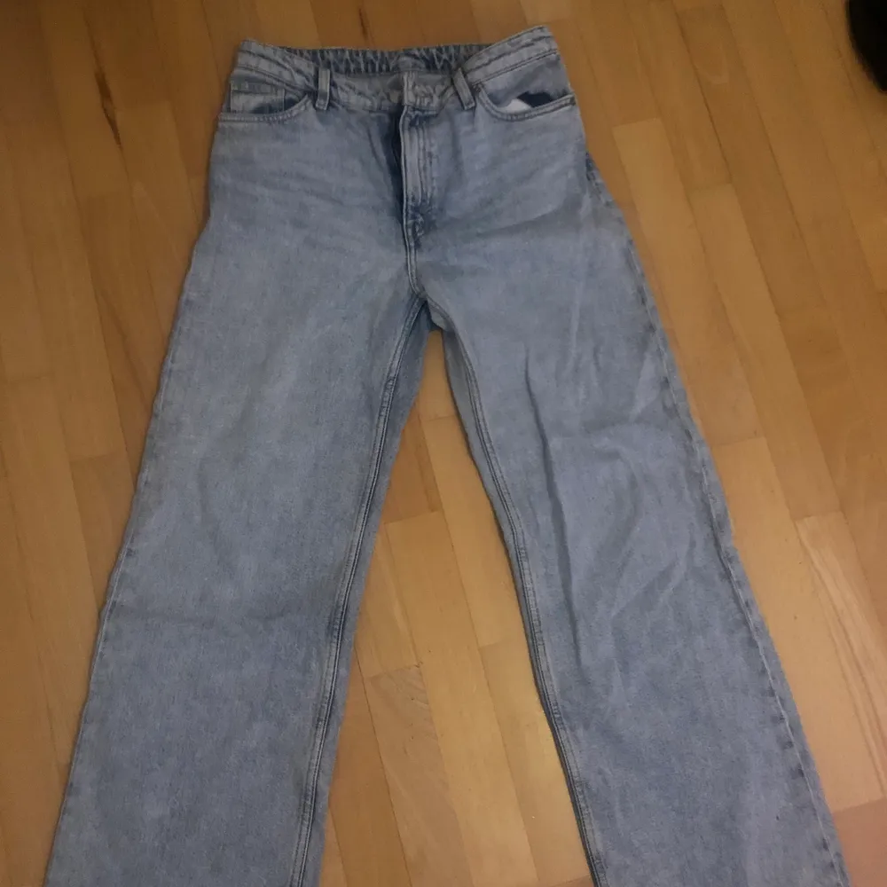 Vida jeans från monki som är avklippta därav billigare pris. Passar den som är ca 160-165. Jeans & Byxor.