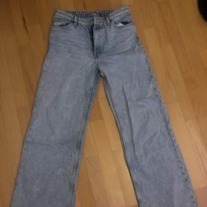 Vida jeans från monki som är avklippta därav billigare pris. Passar den som är ca 160-165
