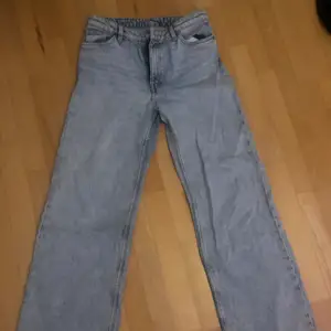 Vida jeans från monki som är avklippta därav billigare pris. Passar den som är ca 160-165