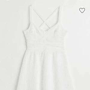 Vit klänning  - !!!!endast testad!!!! Säljer denna superfina sommarklänningen då den tyvärr var för stor för mig💕 Nypris 240 kr!!