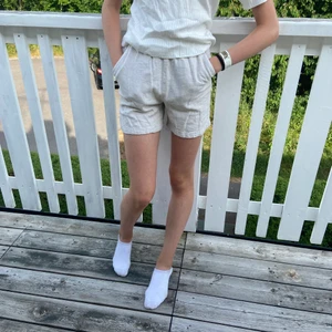 Linne-shorts  - Linneshorts från h&m sitter normalt och extremt sköna, väldigt fina och somriga 